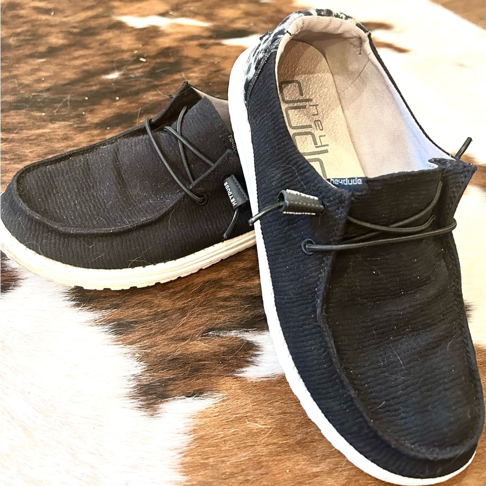 LIKE NEW Hey Dudes